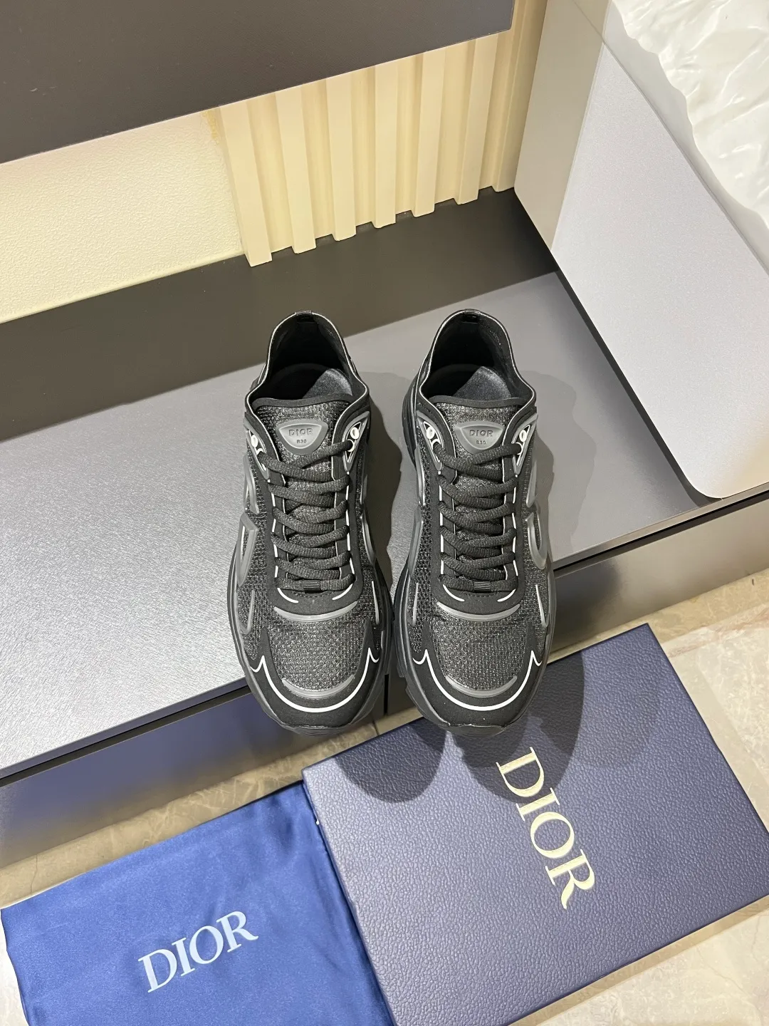 p500 Dior Dior's latest B30 Countdown sneaker. This B30 Countdown technical training shoe is new for spring 2026. Its sporty design perfectly combines fashion elements with technical performance. Its design is inspired by modern running. There are also Dior B30 and CD30 rubber logos on the tongue and back of the shoe. The sculpted sole that combines rubber and foam ensures flexibility and comfort. Various unique details also add to its color. Fabric technical fabric and technical mesh lining Industrial fabric and industrial mesh CD30 rubber logo on sides and rear Dior B30 rubber signature tongue Low-top style lace-up closure Ultra-lightweight rubber blend and brown foam sole Welded construction with gray detailing and Dior, CD30 and B30 logos Size: 38-44!